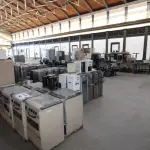 LOTE 002 - DIVERSOS MATERIAIS DE ESCRITÓRIO COMPOSTO DE: CATRACAS, MESAS PARA COMPUTADOR, CADEIRAS FIXAS E GIRATÓRIAS, REFRIGERADORES, FOGÕES, BOTIJÕES, BEBEDOUROS, PURIFICADORES DE ÁGUA, APARELHOS TELEFÔNICOS, RACK DE FERRO, QUADROS DE AVISO, MESAS PARA ESCRITÓRIO, ARMÁRIOS EM MADEIRA, GAVETEIROS EM MADEIRA, BANCOS EM MADEIRA, BAÚ EM MADEIRA, TELEVISOR, CAFETEIRAS, FORNOS DE MICROONDAS, PORTA PASTAS SUSPENSAS DE FERRO