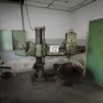 LOTE 014 - DIVERSOS MATERIAIS DE FERRO COMPOSTO DE: CAVALETES EM FERRO, CONJUNTO DE BLOCAS, PLAINAS, TORNO, FURADEIRAS, ESMERIL, ARMARIO EM AÇO DE 06 GAVETAS, BANCADA DE MESA EM AÇO 01 GAVETA