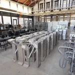LOTE 002 - DIVERSOS MATERIAIS DE ESCRITÓRIO COMPOSTO DE: CATRACAS, MESAS PARA COMPUTADOR, CADEIRAS FIXAS E GIRATÓRIAS, REFRIGERADORES, FOGÕES, BOTIJÕES, BEBEDOUROS, PURIFICADORES DE ÁGUA, APARELHOS TELEFÔNICOS, RACK DE FERRO, QUADROS DE AVISO, MESAS PARA ESCRITÓRIO, ARMÁRIOS EM MADEIRA, GAVETEIROS EM MADEIRA, BANCOS EM MADEIRA, BAÚ EM MADEIRA, TELEVISOR, CAFETEIRAS, FORNOS DE MICROONDAS, PORTA PASTAS SUSPENSAS DE FERRO
