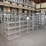 LOTE 003 - DIVERSOS MATERIAIS DE ESCRITÓRIO COMPOSTO DE: ARQUIVOS DE AÇO, ESTANTES DE AÇO, ARMÁRIOS TIPO GUARDA ROUPAS EM AÇO
